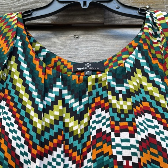 Geometric Design Pleated Dress - Picture 3 of 8